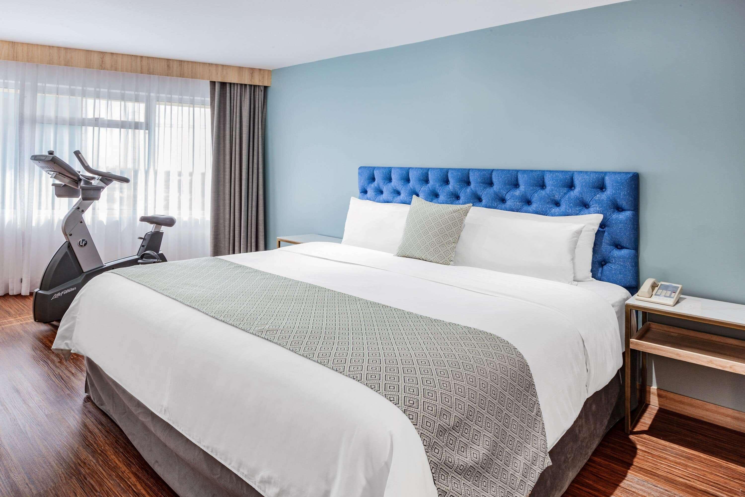 Tryp By Wyndham Guayaquil Airport 호텔 외부 사진 A bed with a bed runner